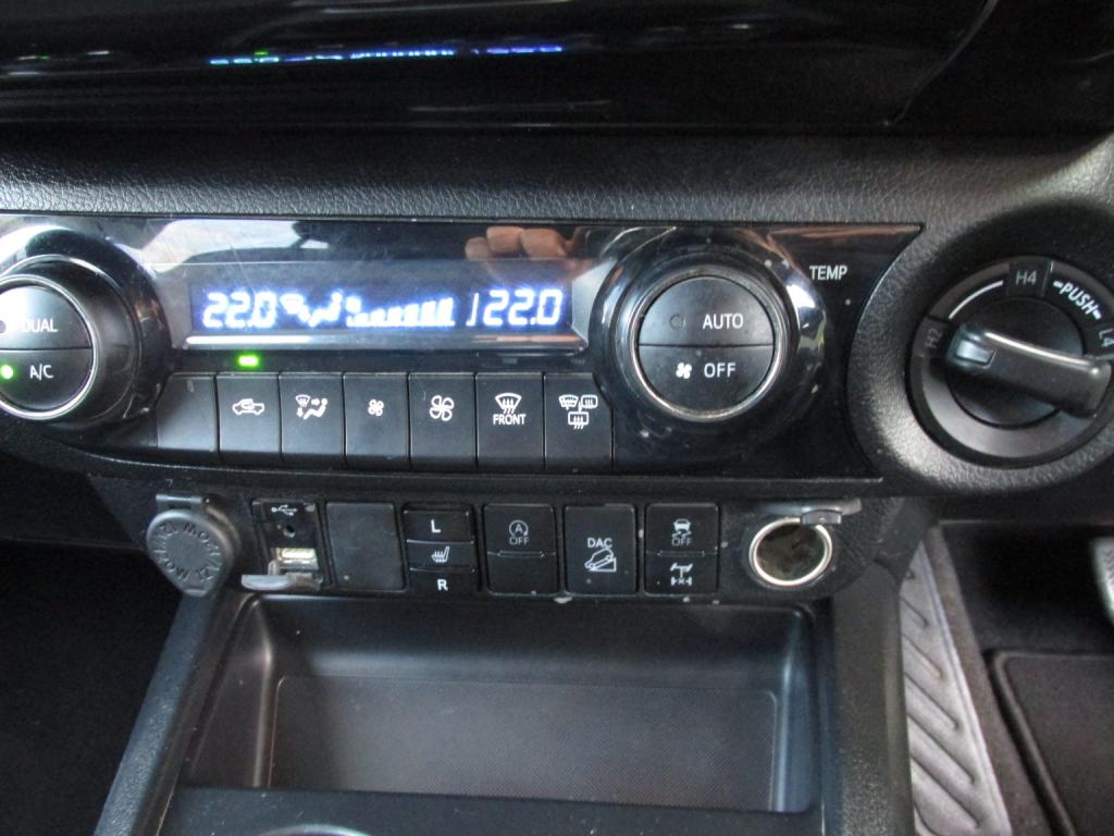 TOYOTA HILUX 2.8 Invincible  D4D 4WD Auto 2022