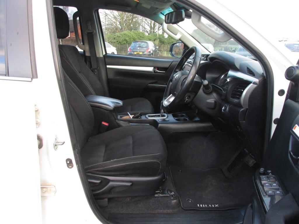 TOYOTA HILUX 2.8 Invincible  D4D 4WD Auto 2022