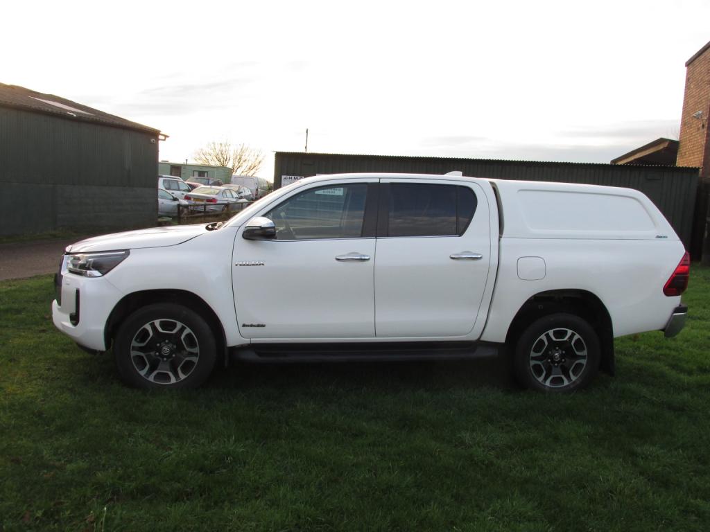 TOYOTA HILUX 2.8 Invincible  D4D 4WD Auto 2022