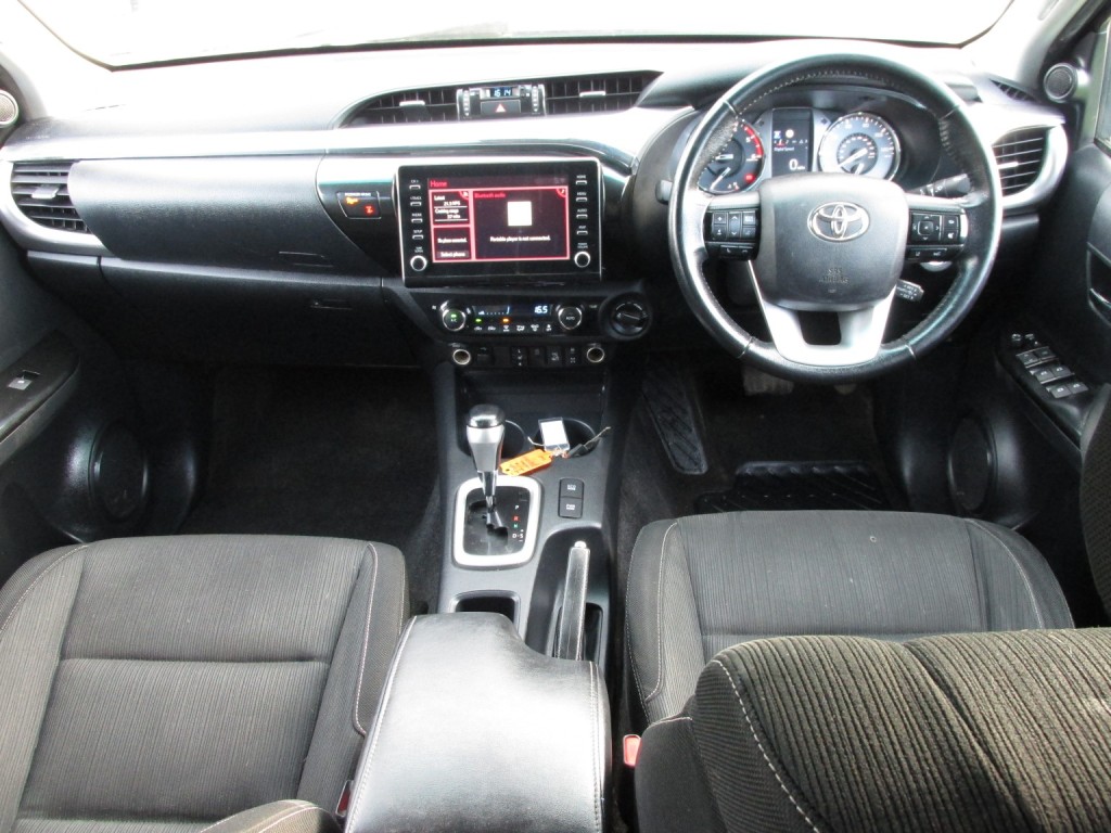 TOYOTA HILUX INVINCIBLE 4X4 2.8 D-4D DCB 2021