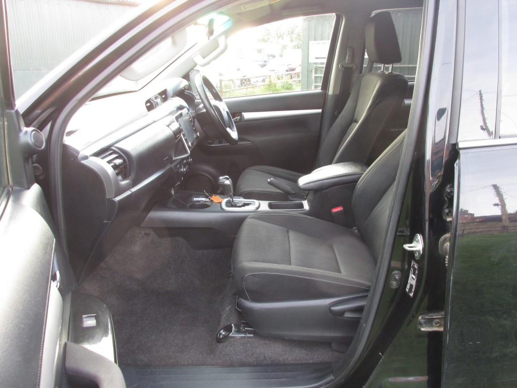 TOYOTA HILUX INVINCIBLE 4X4 2.8 D-4D DCB 2021