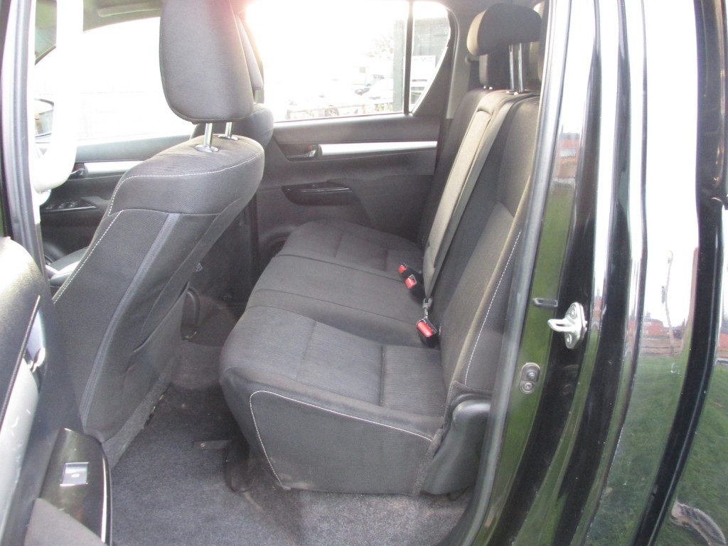 TOYOTA HILUX INVINCIBLE 4X4 2.8 D-4D DCB 2021