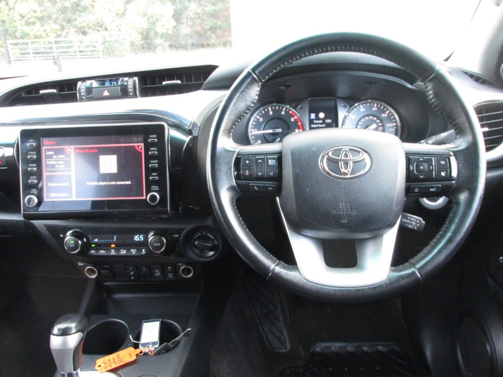 TOYOTA HILUX INVINCIBLE 4X4 2.8 D-4D DCB 2021