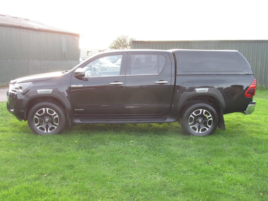 TOYOTA HILUX INVINCIBLE 4X4 2.8 D-4D DCB 2021