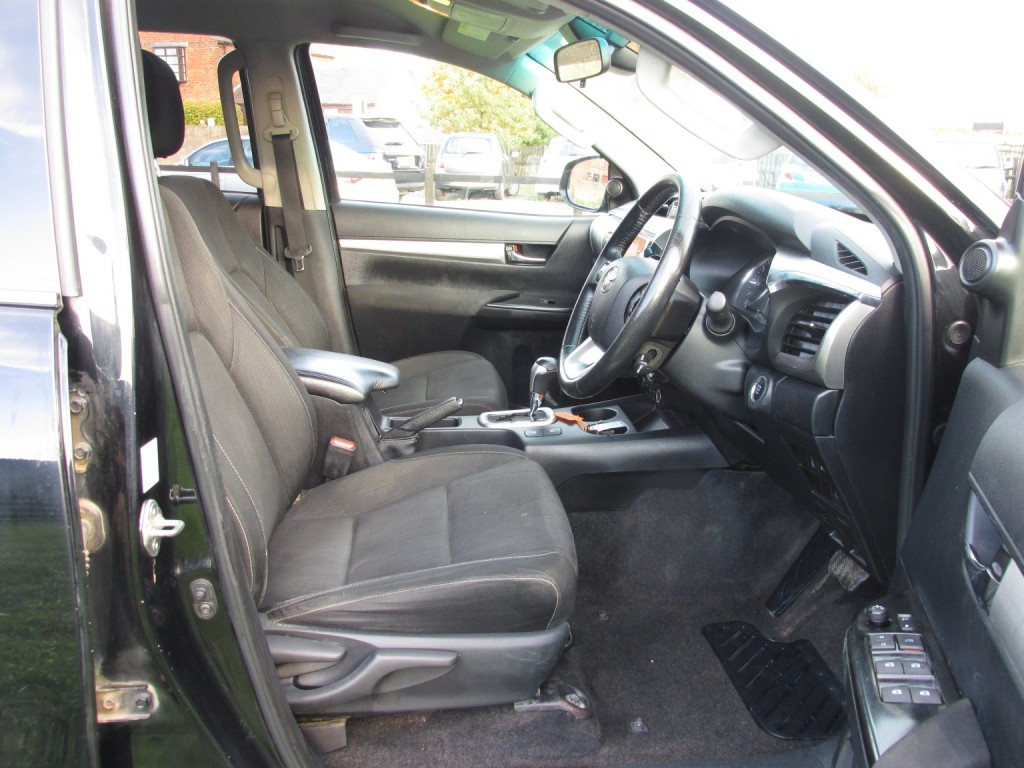 TOYOTA HILUX INVINCIBLE 4X4 2.8 D-4D DCB 2021