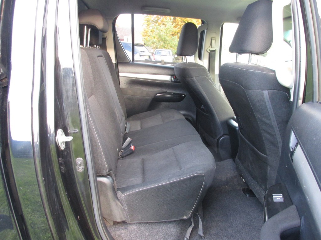 TOYOTA HILUX INVINCIBLE 4X4 2.8 D-4D DCB 2021