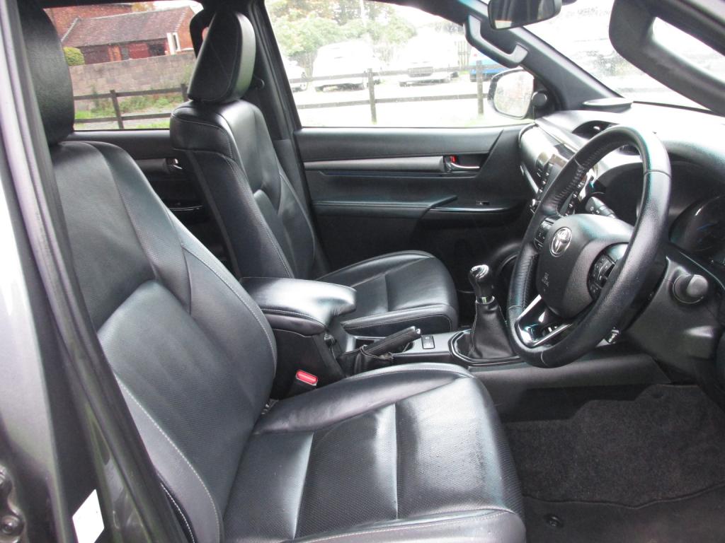 TOYOTA HILUX INVINCIBLE 2.8 X 4WD D-4D DCB 2021