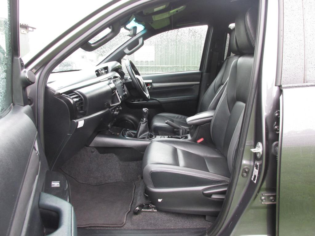 TOYOTA HILUX INVINCIBLE 2.8 X 4WD D-4D DCB 2021