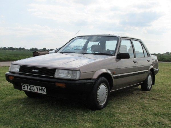 View TOYOTA COROLLA 1.3 GL Saloon