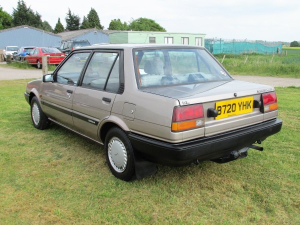 View TOYOTA COROLLA 1.3 GL Saloon
