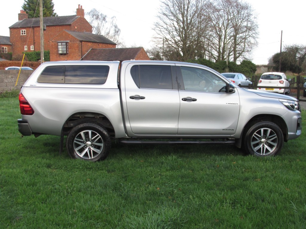 TOYOTA HILUX D-4D Invincible X 2.4 D-4D 3.2t 2020