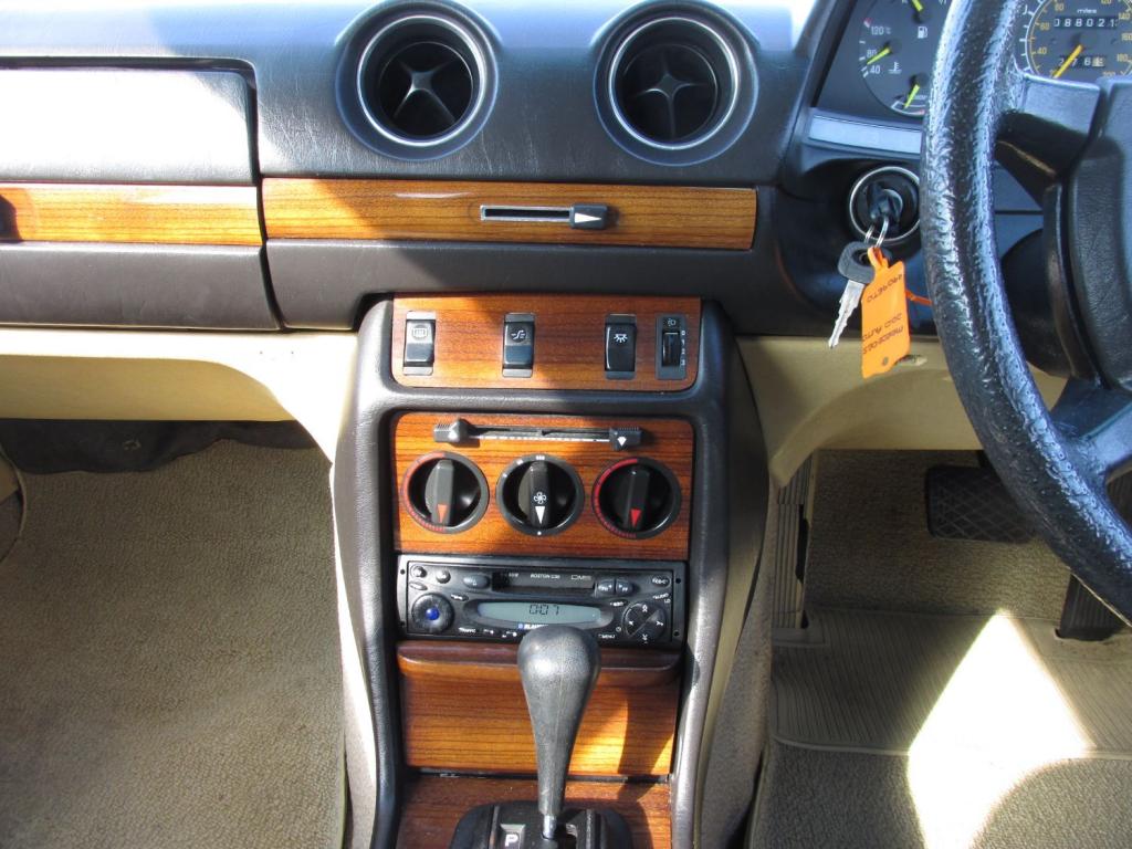 MERCEDES-BENZ 200 200 AUTO 1984