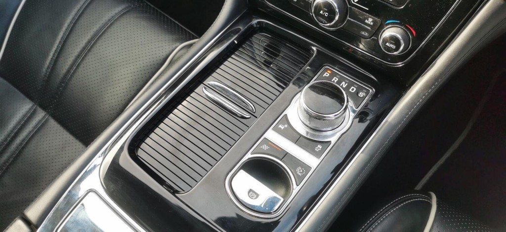 JAGUAR XJ 3.0d V6 Portfolio Auto ss 4dr LWB HugeSpec 2014