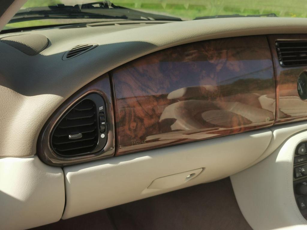 JAGUAR XKR 4.0 V8 Supercharged Convertible 2dr Auto 2001