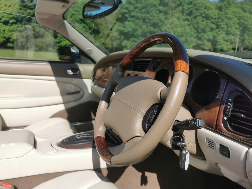 JAGUAR XKR 4.0 V8 Supercharged Convertible 2dr Auto 2001