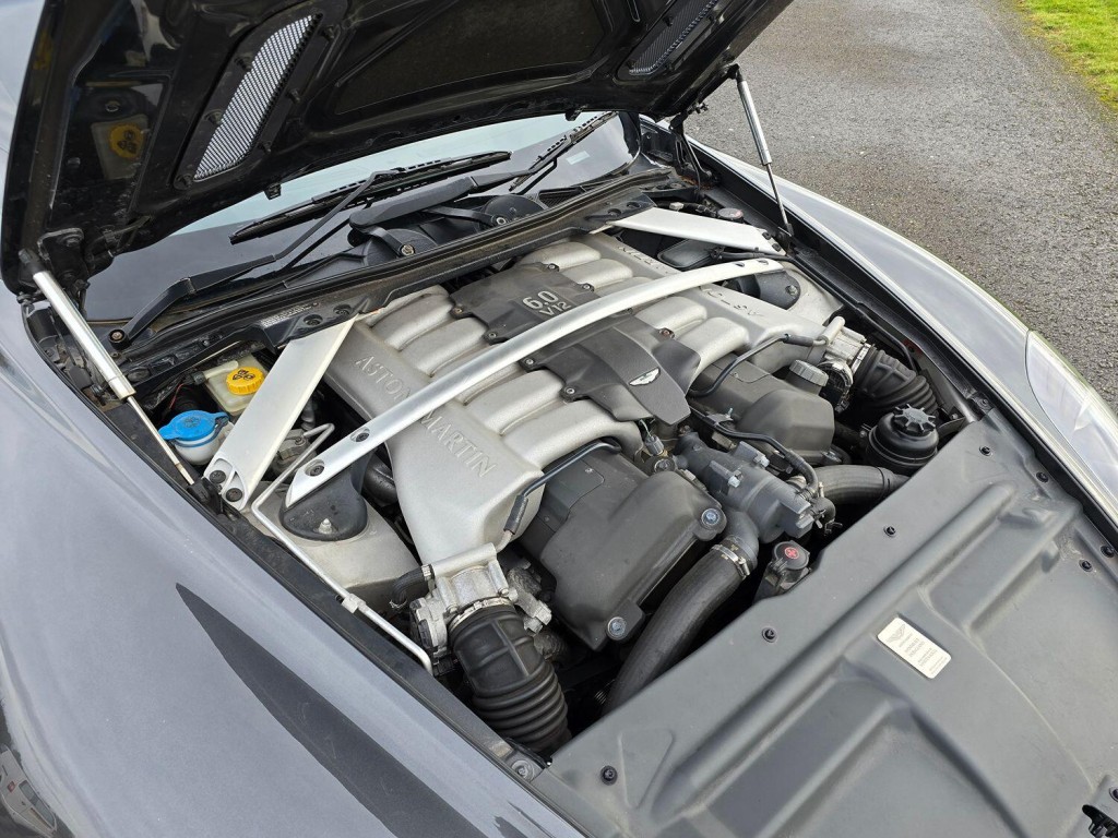 ASTON MARTIN DB9 5.9 2005