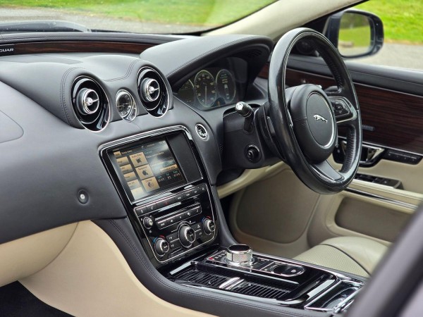 View JAGUAR XJ 3.0 d V6 Portfolio