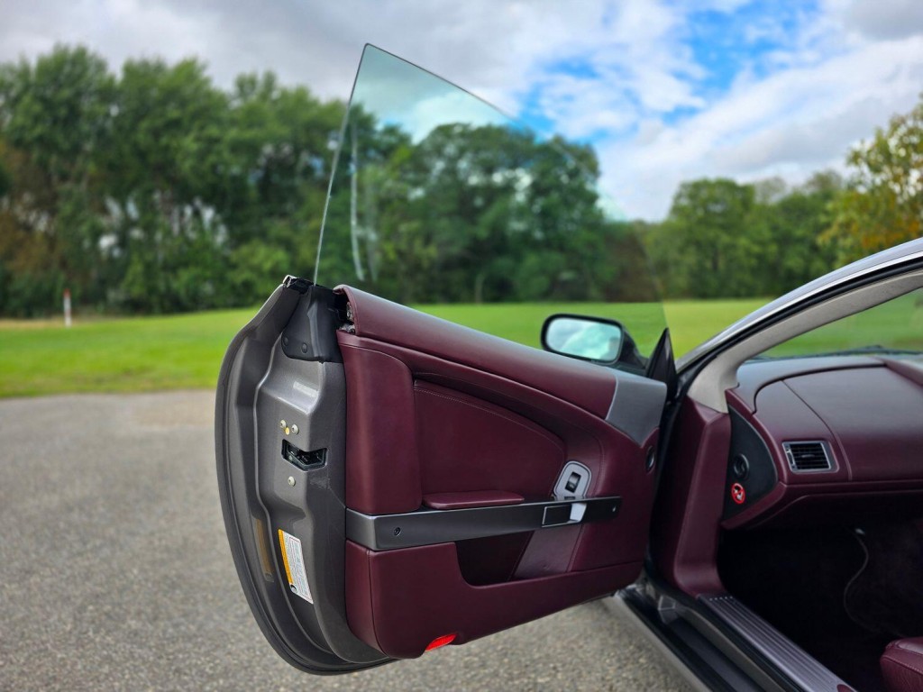 ASTON MARTIN DB9 5.9 2005