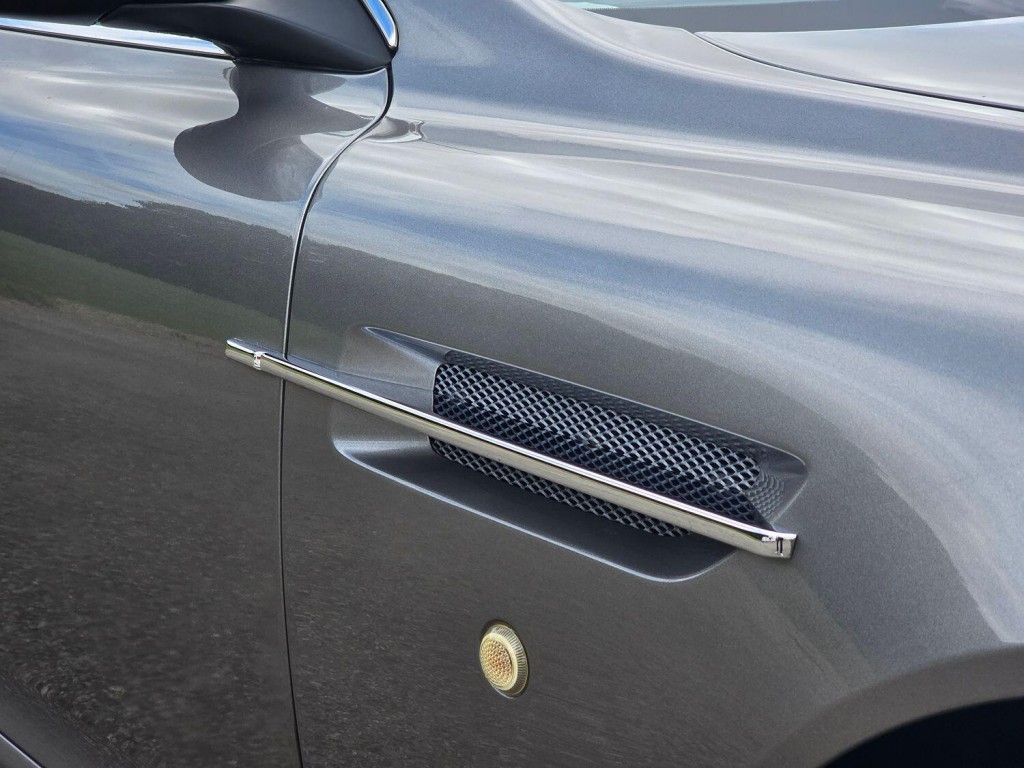 ASTON MARTIN DB9 5.9 2005