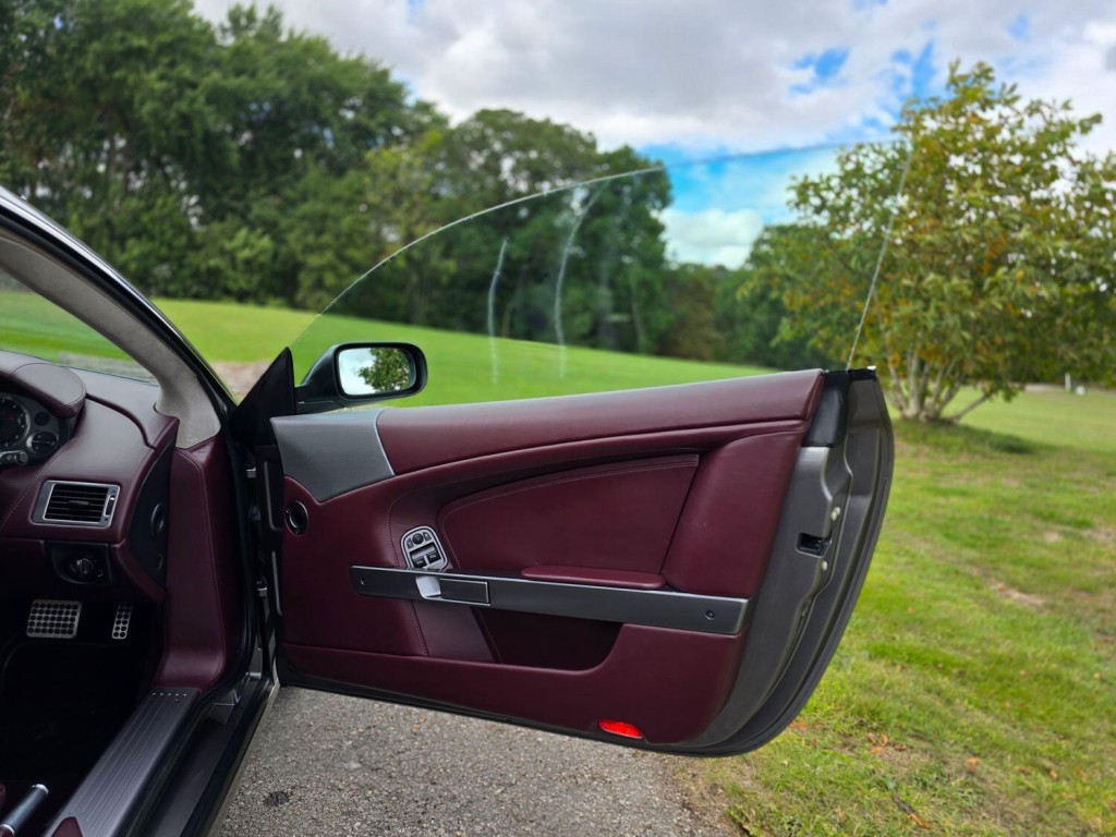 ASTON MARTIN DB9 5.9 2005