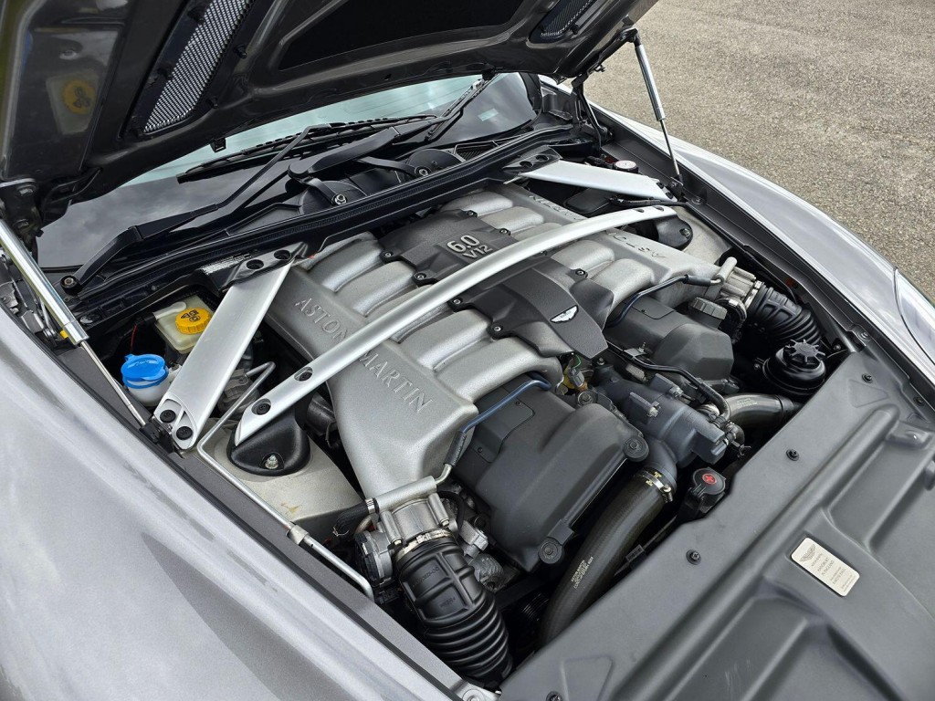 ASTON MARTIN DB9 5.9 2005