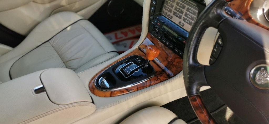 JAGUAR XJ 4.2 XJ8 Sovereign LWB Saloon 4dr 2006