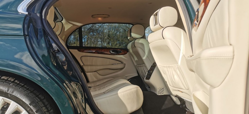 JAGUAR XJ 4.2 XJ8 Sovereign LWB Saloon 4dr 2006