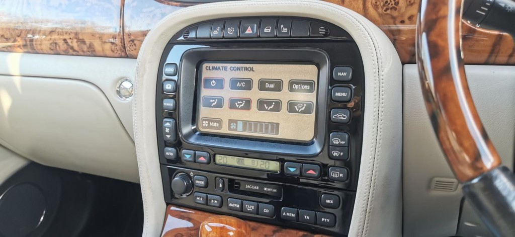 JAGUAR XJ 4.2 XJ8 Sovereign LWB Saloon 4dr 2006