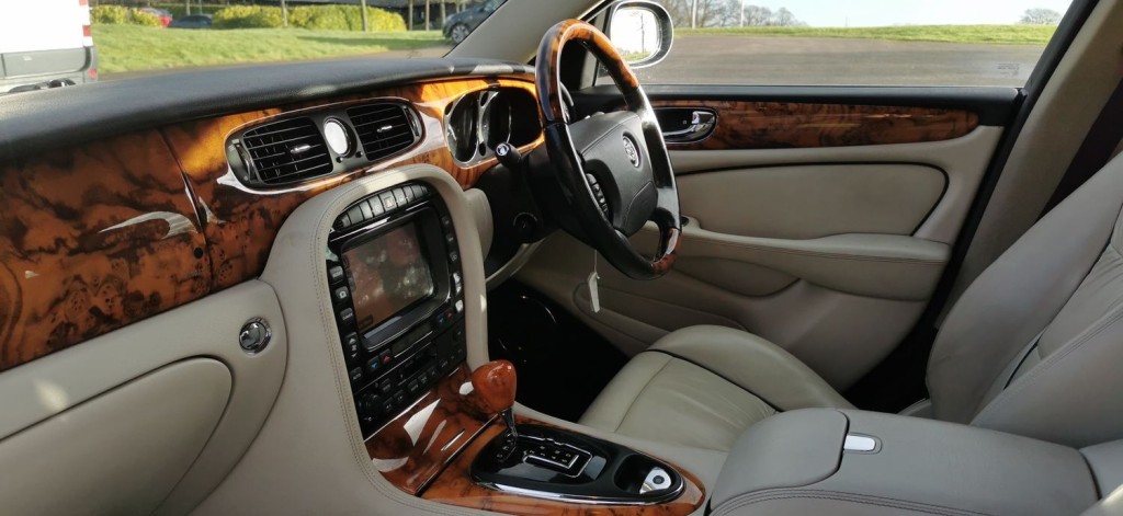 JAGUAR XJ 4.2 XJ8 Sovereign LWB Saloon 4dr 2006