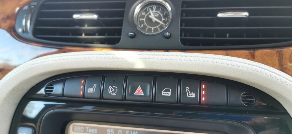 JAGUAR XJ 4.2 XJ8 Sovereign LWB Saloon 4dr 2006