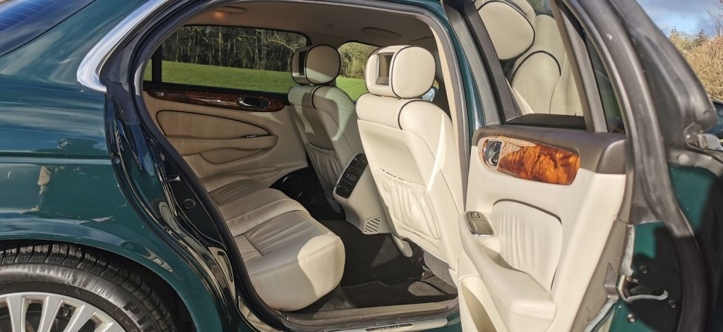 JAGUAR XJ 4.2 XJ8 Sovereign LWB Saloon 4dr 2006