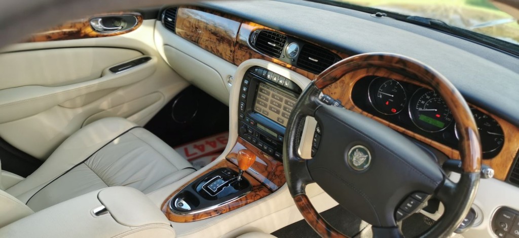 JAGUAR XJ 4.2 XJ8 Sovereign LWB Saloon 4dr 2006