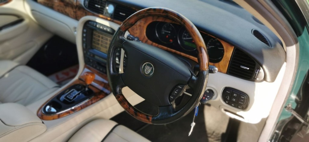 JAGUAR XJ 4.2 XJ8 Sovereign LWB Saloon 4dr 2006