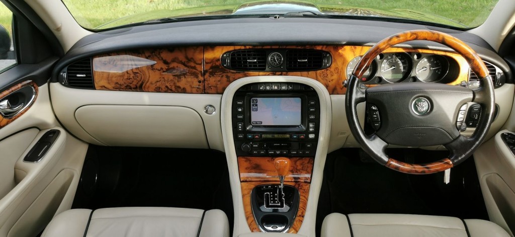 JAGUAR XJ 4.2 XJ8 Sovereign LWB Saloon 4dr 2006