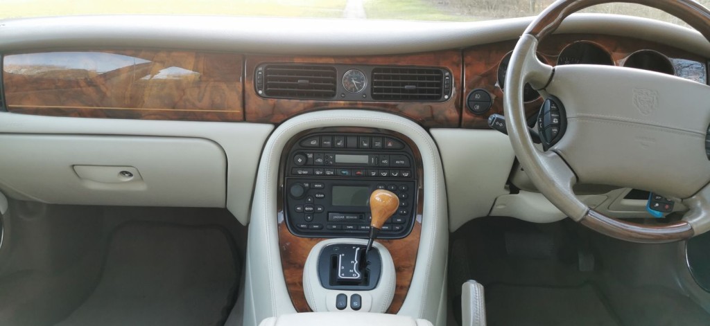 JAGUAR XJ XJ8 LWB 3.2 2002