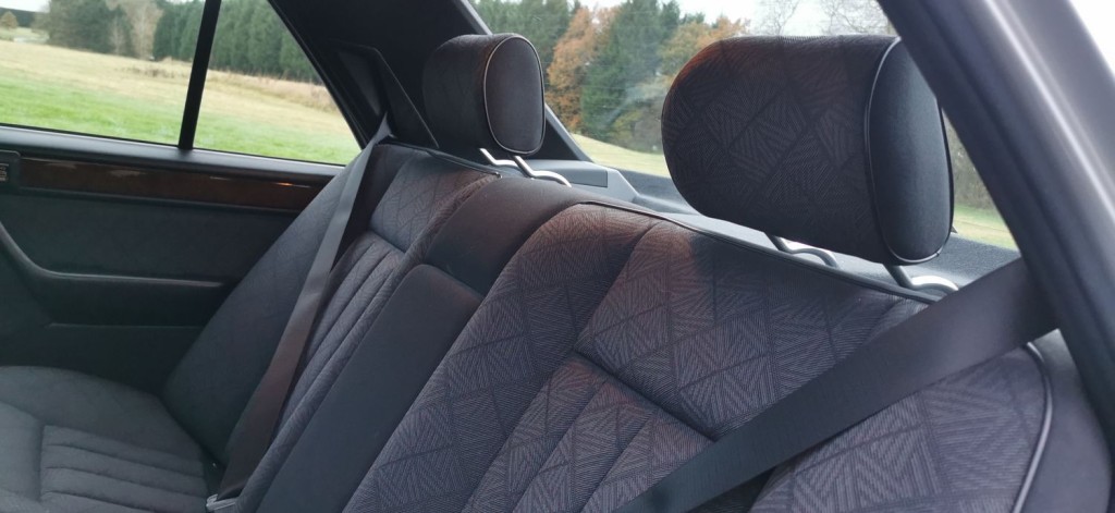 MERCEDES-BENZ E CLASS 2.2 E220 SE Limited Edition 4dr 1995