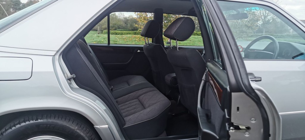 MERCEDES-BENZ E CLASS 2.2 E220 SE Limited Edition 4dr 1995