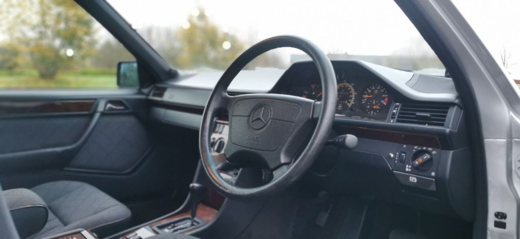 MERCEDES-BENZ E CLASS 2.2 E220 SE Limited Edition 4dr 1995