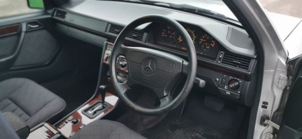 MERCEDES-BENZ E CLASS 2.2 E220 SE Limited Edition 4dr 1995