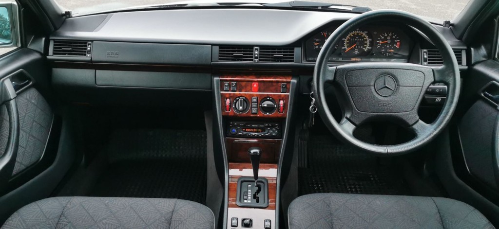 MERCEDES-BENZ E CLASS 2.2 E220 SE Limited Edition 4dr 1995
