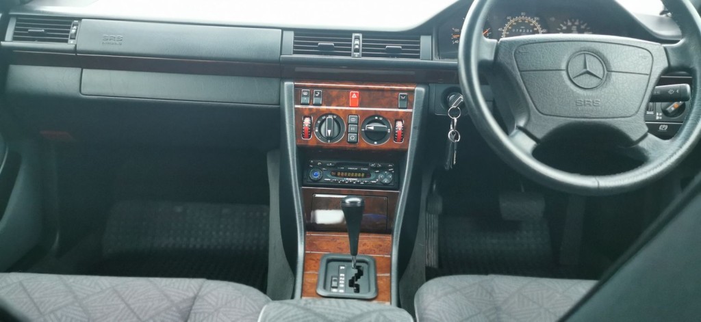 MERCEDES-BENZ E CLASS 2.2 E220 SE Limited Edition 4dr 1995