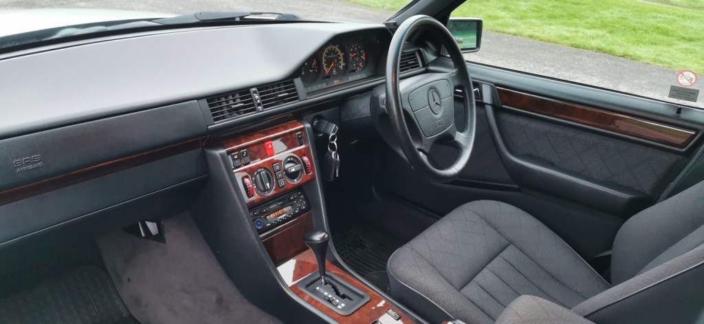 MERCEDES-BENZ E CLASS 2.2 E220 SE Limited Edition 4dr 1995