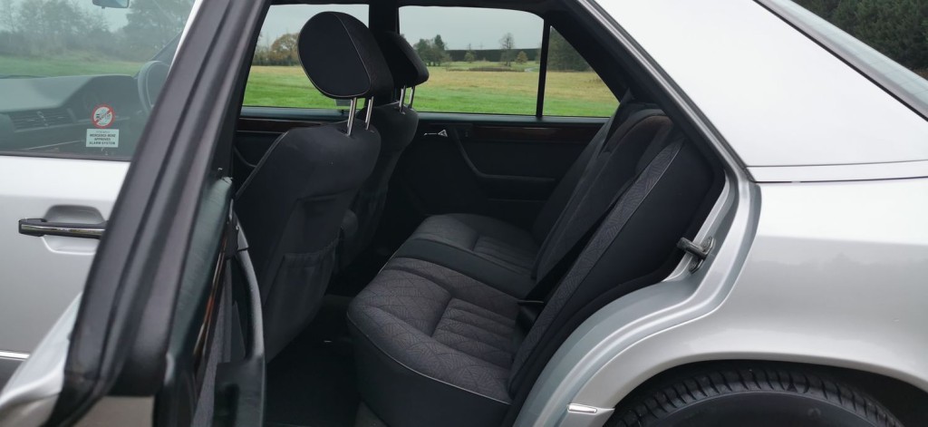 MERCEDES-BENZ E CLASS 2.2 E220 SE Limited Edition 4dr 1995