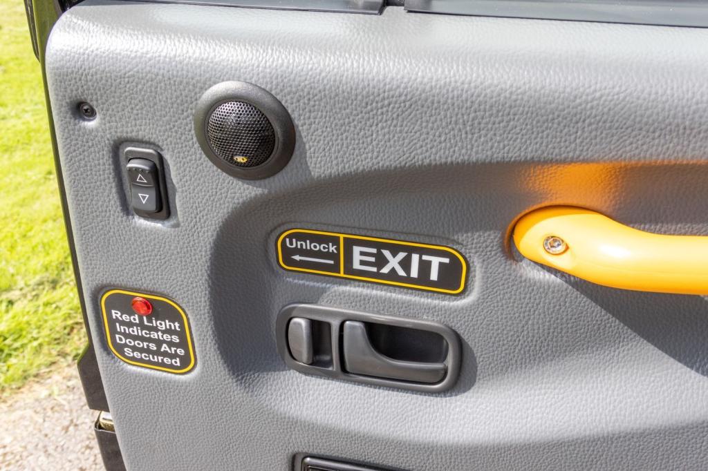 LONDON TAXIS INTERNATIONAL TXII London Taxis International TX2 Gold Taxicab 2003