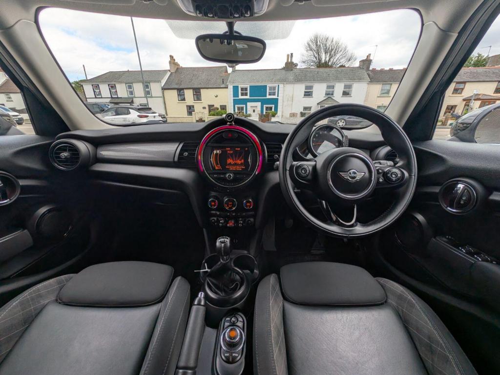 MINI HATCH
