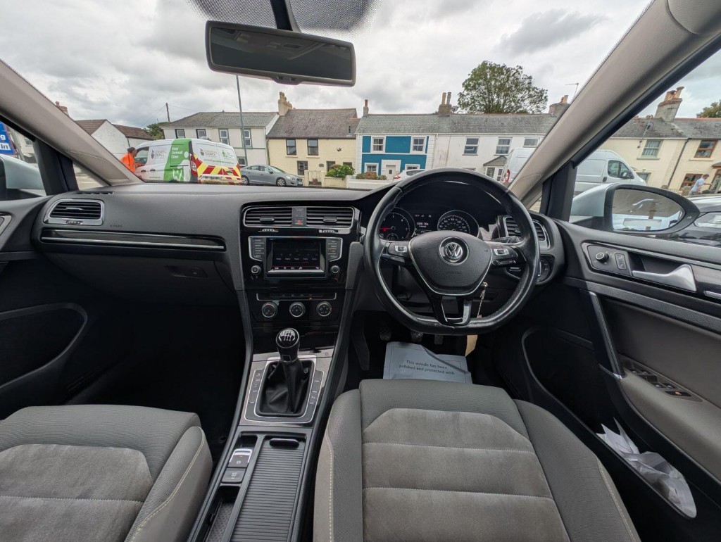 VOLKSWAGEN GOLF