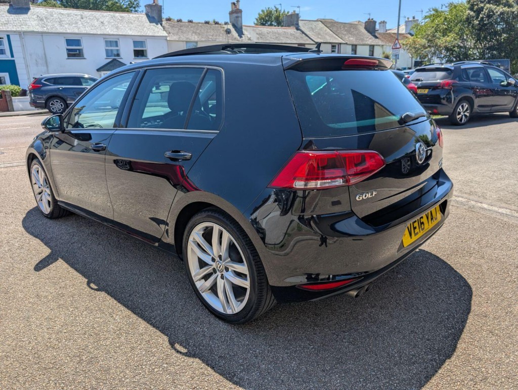 VOLKSWAGEN GOLF