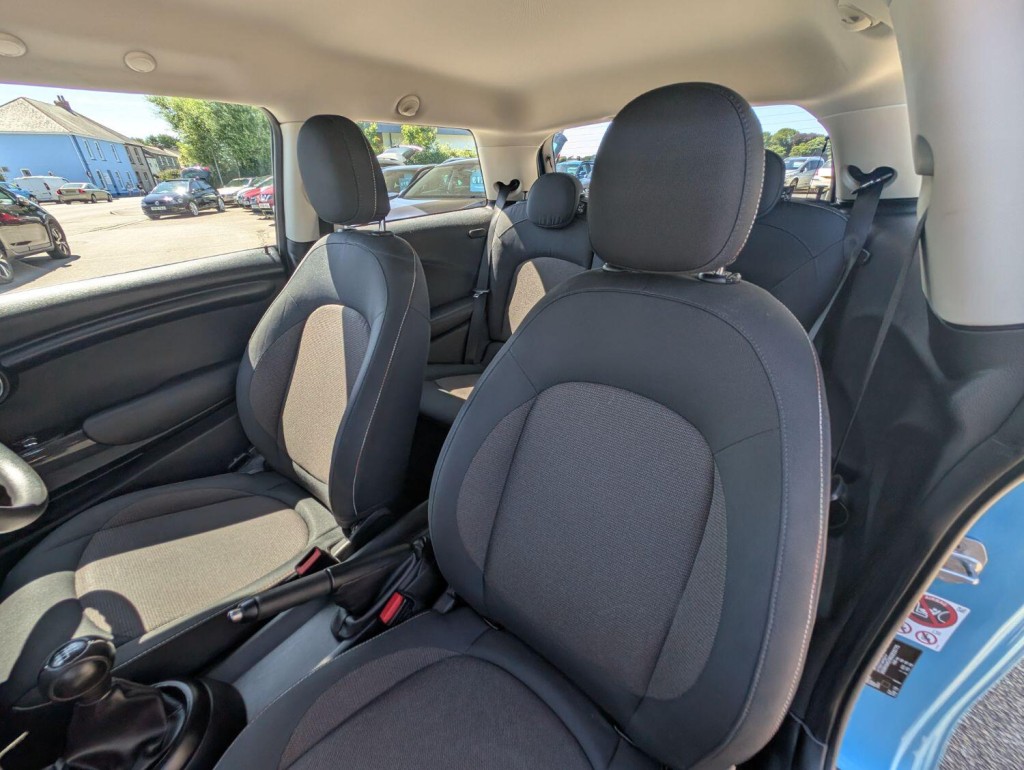 MINI HATCH