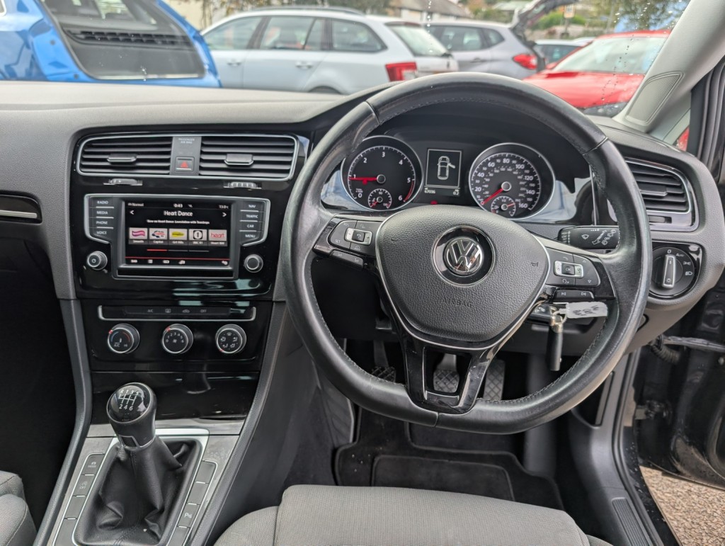 VOLKSWAGEN GOLF