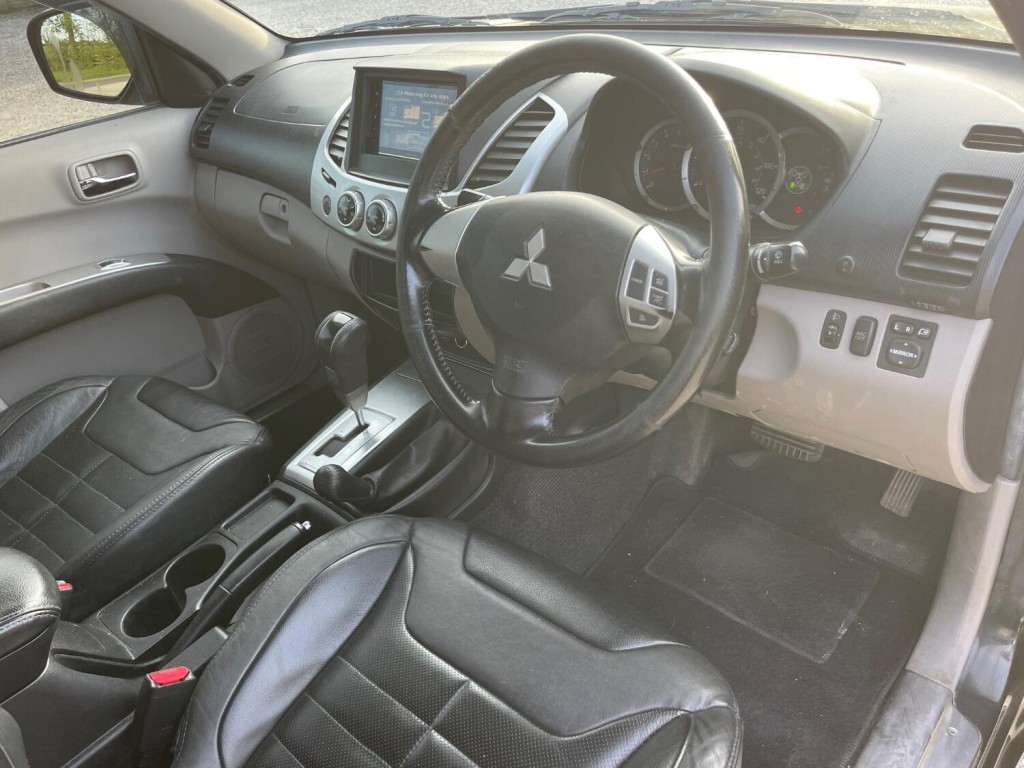 MITSUBISHI L200